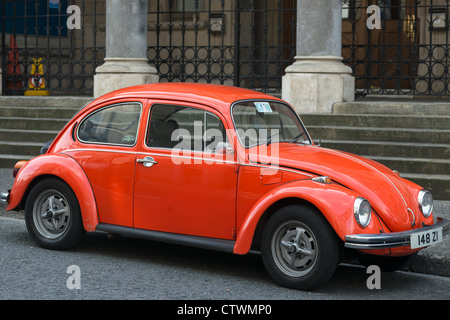 Orange Volkswagen Beatle nella città di Sligo, Irlanda. Foto Stock