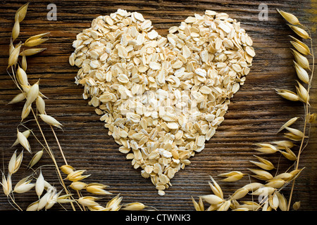 Forma di cuore costituito da fiocchi di avena Foto Stock