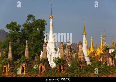 NYAUNG OHAK e SHWE INN THEIN sono situati a INDEIN e sono luoghi di culto Buddhista - Lago Inle, MYANMAR Foto Stock