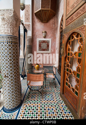 Interno della bella Kassr Anoujoum nell'antica medina di Fes, Marocco Foto Stock