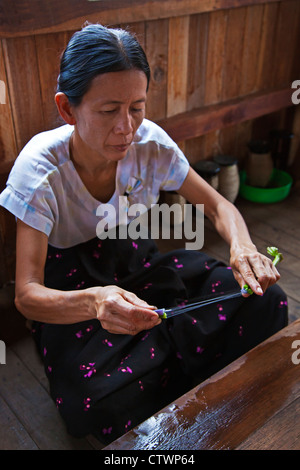 La realizzazione di Lotus seta dagli steli del lotus pianta è una industria locale del Lago Inle - Myanmar Foto Stock