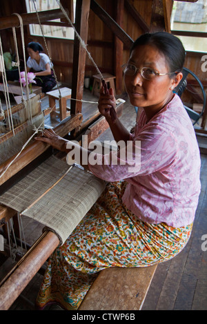 La tessitura di Lotus tessuti di seta dagli steli del lotus pianta è una industria locale del Lago Inle - Myanmar Foto Stock