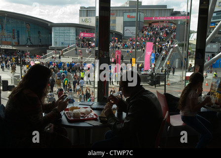 Westfield Shopping Centre a Stratford City East London, ingresso sotterraneo Jubilee e Central Line. (L) turisti olimpici di Londra che vanno all'Olympic Park folle di persone visitatori del Regno Unito degli anni '2012 2010 HOMER SYKES Foto Stock