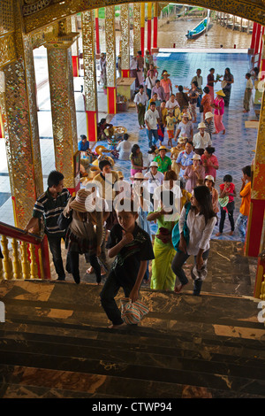 Approccio birmano il tempio di PHAUNG DAW OO PAYA il santissimo sito buddista nello Stato di Shan - Lago Inle, MYANMAR Foto Stock