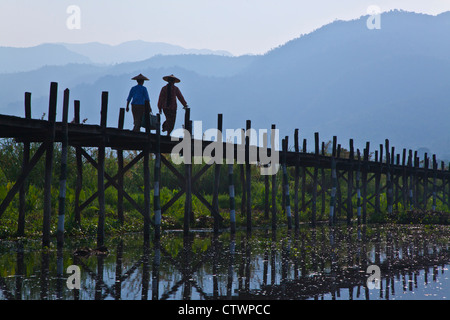 Utilizzare birmano la passerella rialzata vicino al villaggio di MAING THAUK sulla strada per il mercato settimanale - Lago Inle, MYANMAR Foto Stock