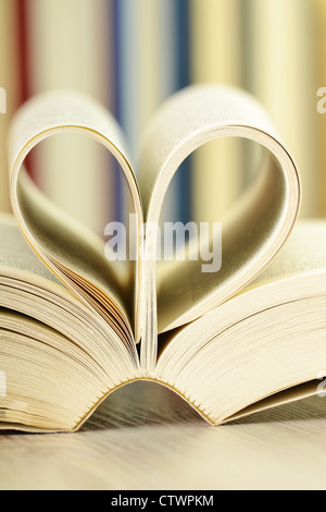 Composizione con i libri sul tavolo Foto Stock