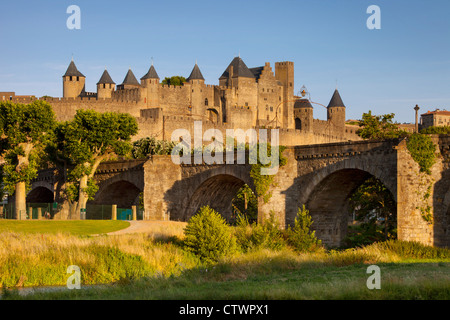 Ponte Vecchio (XIV sec.) che conduce alla città medievale di Carcassonne, Occitanie, Francia Foto Stock