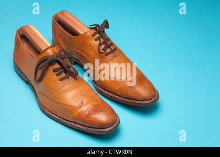 Una coppia di vintage di tan mens scarpe brogue Foto Stock