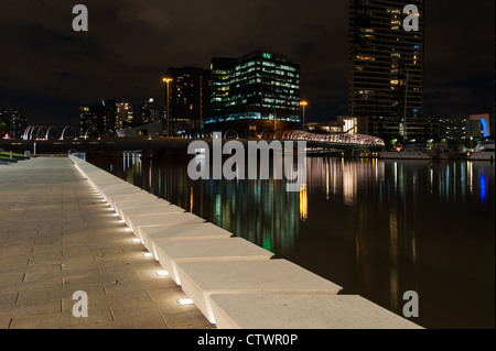 Terre Dock precinct Melbourne Victoria Australia è una scatola mista spettacoli dal vivo, area di negozi e ristoranti. Foto Stock