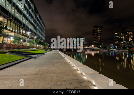 Terre Dock precinct Melbourne Victoria Australia è una scatola mista spettacoli dal vivo, area di negozi e ristoranti. Foto Stock