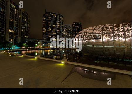 Web Bridge si trova a Melbourne docklands precinct. Foto Stock