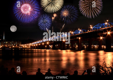 Fuochi d'artificio al fiume Han Foto Stock