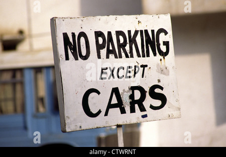 Contraddittorio il parcheggio in strada segno. Rawalpindi, Pakistan. Foto Stock