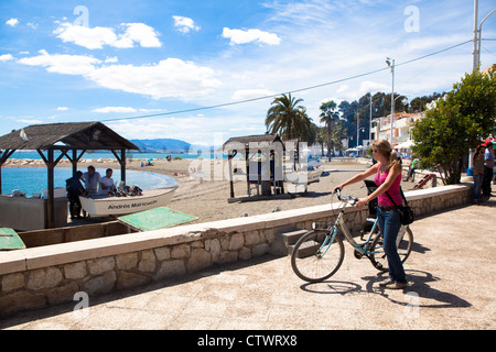 Escursioni in bicicletta lungo la passeggiata a mare Malaga Spagna Foto Stock