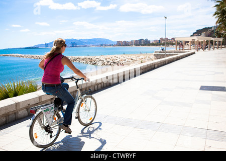 Escursioni in bicicletta lungo la passeggiata a mare Malaga Spagna Foto Stock