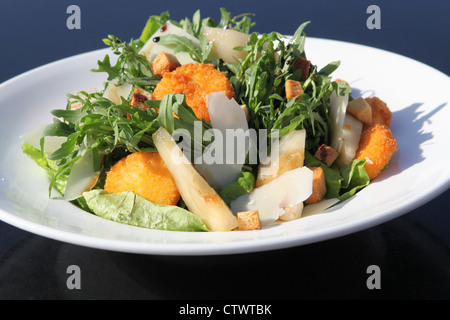 Ciotola una trendy helth cibo con insalata di pesce Foto Stock