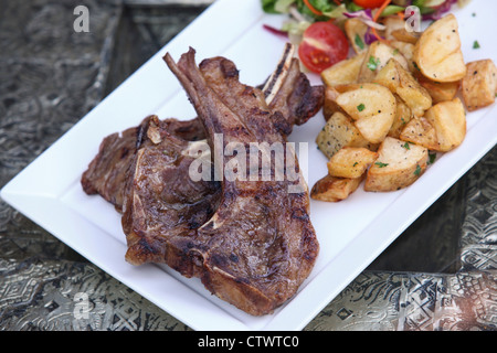 Costolette di agnello grigliate con patate Foto Stock