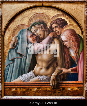 Pieta 1476 Carlo Crivelli 1457 –1493 Italia Pietà, Vergine Maria, che cullava il corpo morto di Gesù, Lamentazione di Cristo lutto , Vergine Maria sola, Foto Stock