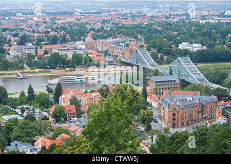 Vista da Loschwitzhoehe sul ponte denominato Meraviglia Blu, quartiere Loschwitz, Dresda, Sassonia, Germania Foto Stock