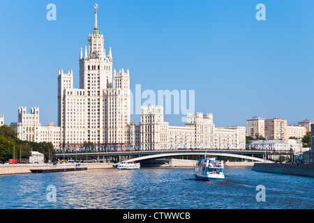 Paesaggio urbano di Mosca con Stalin è un alto edificio su kotelnicheskaya embankment Foto Stock