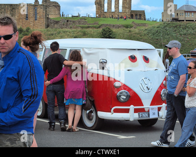 Una folla di gente che incontro presso un vintage Volkswagen auto classica e van festival in Inghilterra settentrionale. Foto Stock