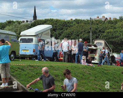 Una folla di gente che incontro presso un vintage Volkswagen auto classica e van festival in Inghilterra settentrionale. Foto Stock