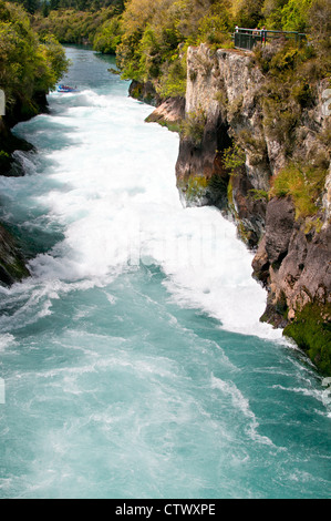 La Huka Falls sono le più grandi cascate sul fiume Waikato, vicino a Taupo sull'Isola Settentrionale della Nuova Zelanda. Foto Stock