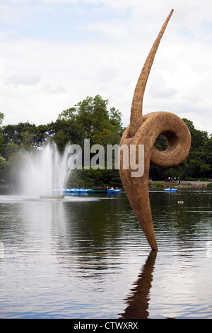 Skyscrapper, fieno organico sculture di Erno Bartha, Victoria Park, East London, Regno Unito. Foto Stock