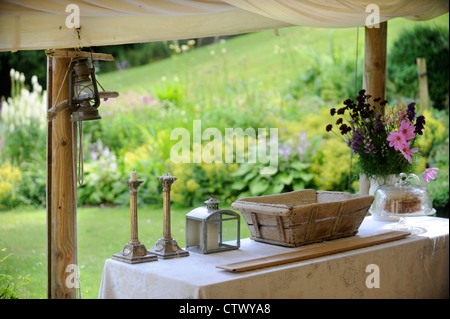 Candelieri in ottone e fiori di colore rosa su una tavola UK Foto Stock