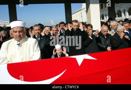 Il primo ministro turco Tayyip Erdoğan e Turche leader politici in una cerimonia funebre di Ankara Turchia Foto Stock