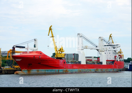 La nave da carico i costi in un ormeggio Foto Stock