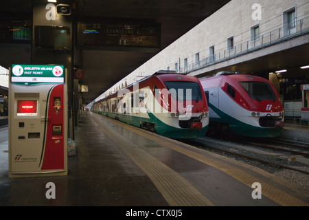 La stazione ferroviaria di Roma Termini. Foto Stock