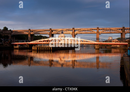 NEWCASTLE, Regno Unito - 02 AGOSTO 2012: Il ponte Swing e il ponte di alto livello sul fiume Tyne illuminato dal sole di mattina presto Foto Stock