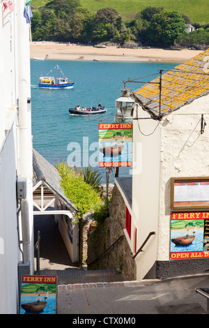 I passi verso il basso per il traghetto per attraversare il Salcombe estuario a Salcombe, Devon Foto Stock