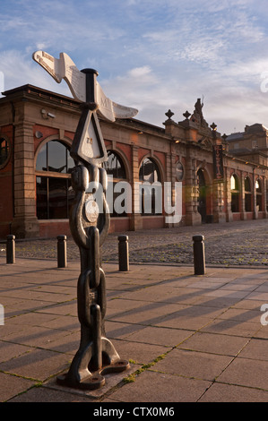 NEWCASTLE, Regno Unito - 02 AGOSTO 2012: Cartello sul Quayside a Newcastle dal vecchio mercato del pesce Foto Stock