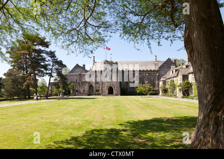 Dartington Hall, un tardo XIV secolo Manor House nel Devon, Regno Unito - ora un hotel e centro conferenze. Foto Stock