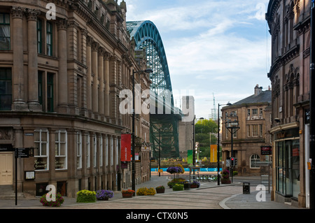 NEWCASTLE, Regno Unito - 02 AGOSTO 2012: Vista lungo il lato e Sandhill verso il Tyne Bridge dal Quayside a Newcastle Foto Stock