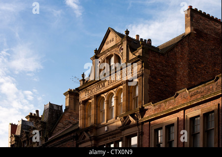 NEWCASTLE, Regno Unito - 02 AGOSTO 2012: Imponente facciata di un edificio vittoriano sul lato Foto Stock