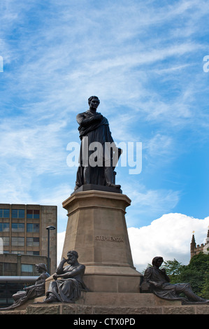 NEWCASTLE, Regno Unito - 02 AGOSTO 2012: Statua commemorativa di George Stephenson Foto Stock