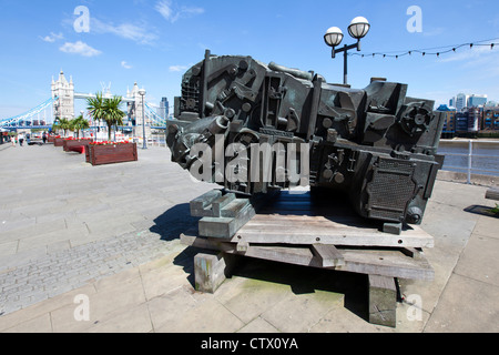 " Testa di invenzione' scultura da Sir Eduardo Luigi Paolozzi, sulla riva sud di fronte al Museo del Design Foto Stock