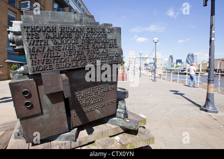 " Testa di invenzione' scultura da Sir Eduardo Luigi Paolozzi, sulla riva sud di fronte al Museo del Design Foto Stock