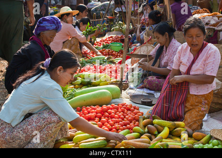 Pomodori, cetrioli e squash per la vendita al mercato settimanale a MAING THAUK - Lago Inle, MYANMAR Foto Stock