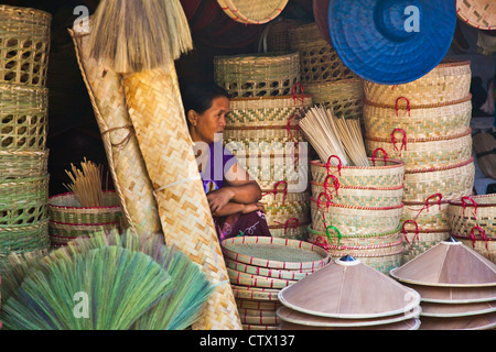 Scope di bambù, cappelli e cesti sono venduti al mercato centrale di Kengtung noto anche come KYAINGTONG - Myanmar Foto Stock