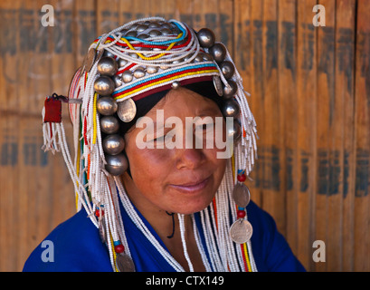 Le donne della tribù AKHA usura elaborati copricapi fatti di perle, monete d'argento e la mano si profilava il cotone - KENGTUNG, MYANMAR Foto Stock