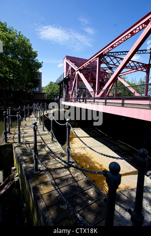 Ponte mobile. Rotherhithe Street, Inghilterra, London, Regno Unito Foto Stock