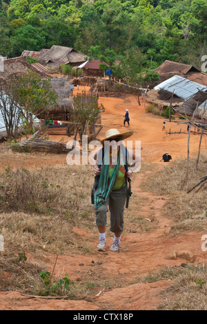 CHRISTINE KOLISCH trekking in un villaggio AKHA nei pressi di Kengtung noto anche come KYAINGTONG - MYANMAR MR Foto Stock