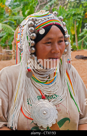 Donna della tribù AKHA indossando elaborati copricapi fatti di perle, monete d'argento e la mano si profilava il cotone - KENGTUNG , MYANMAR Foto Stock