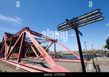 Segnaletica & ponte mobile. Rotherhithe Street, Inghilterra, London, Regno Unito Foto Stock