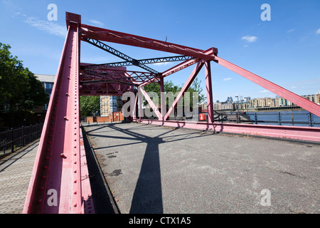 Ponte mobile. Rotherhithe Street, Inghilterra, London, Regno Unito Foto Stock