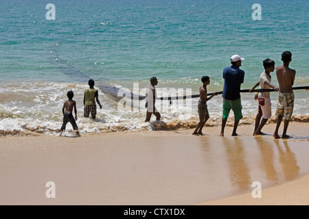 I pescatori tirando in grandi net (madela), costa meridionale dello Sri Lanka Foto Stock